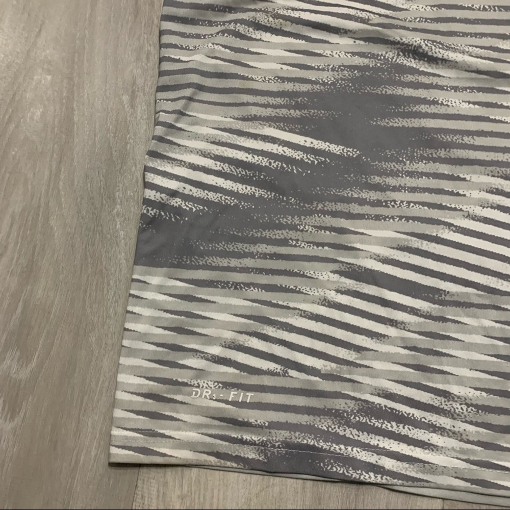 The Nike Tee Gray White Striped Top Sz M - Picture 2 of 6